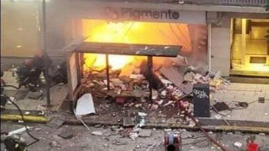 Explosión e incendio en plena Avenida Corrientes: dos bomberos muertos
