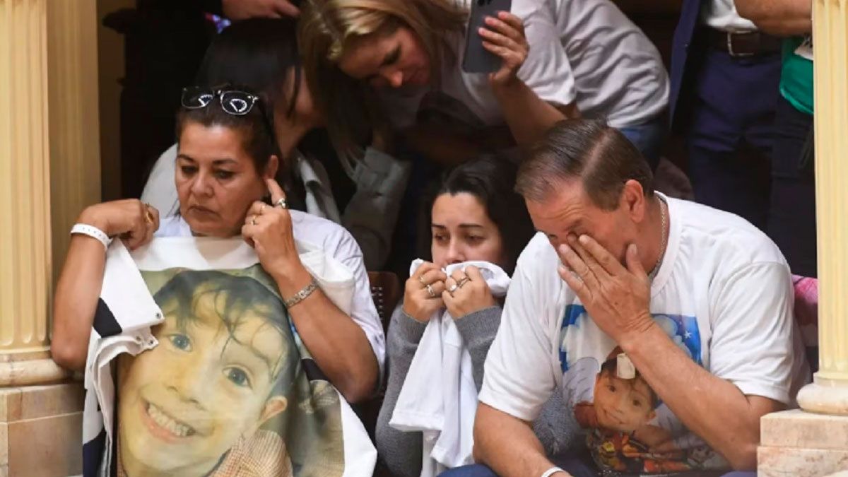 En el recinto se encontraba presente el abuelo del niño, Ramón Dupuy, quien arribó al Congreso junto a otros familiares.