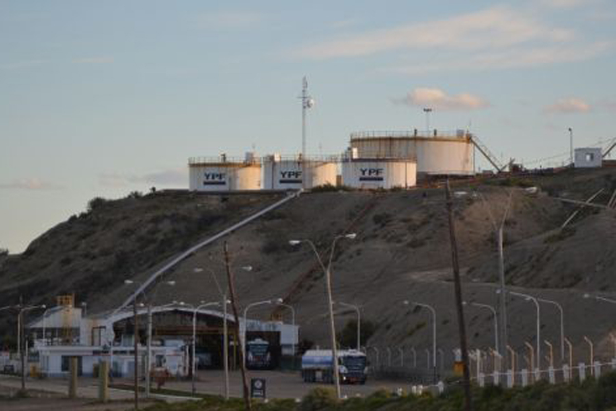 La playa de tanques de petróleo era sujeto de hipótesis de conflicto. Se temían bombardeos extranjeros, o que la tomasen grupos guerrilleros. Fue la más importante del país en mucho tiempo.