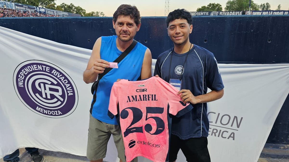 Javier Montenegro se quedó con una camiseta de la Lepra. Javier Montenegro se quedó con una camiseta de la Lepra.