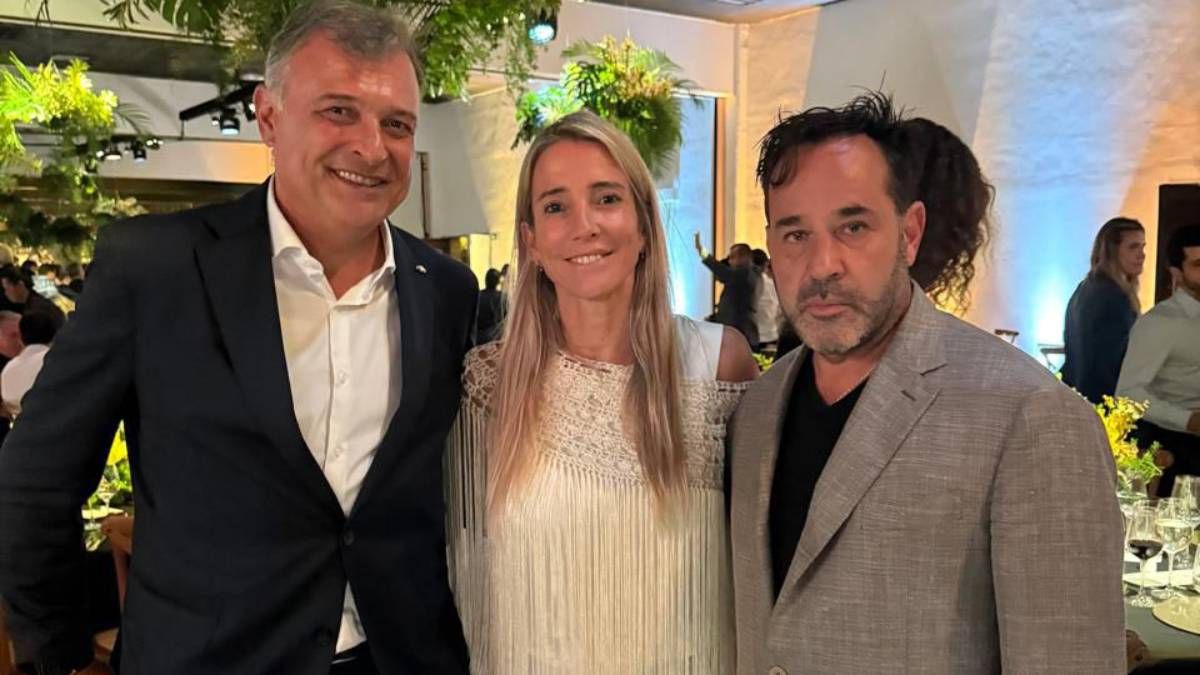 Cierre del año con un moño para Adrián Yacopini distinguido por su trabajo y calidad humana en el mundo automotor. Cierre del año con un moño para Adrián Yacopini distinguido por su trabajo y calidad humana en el mundo automotor.