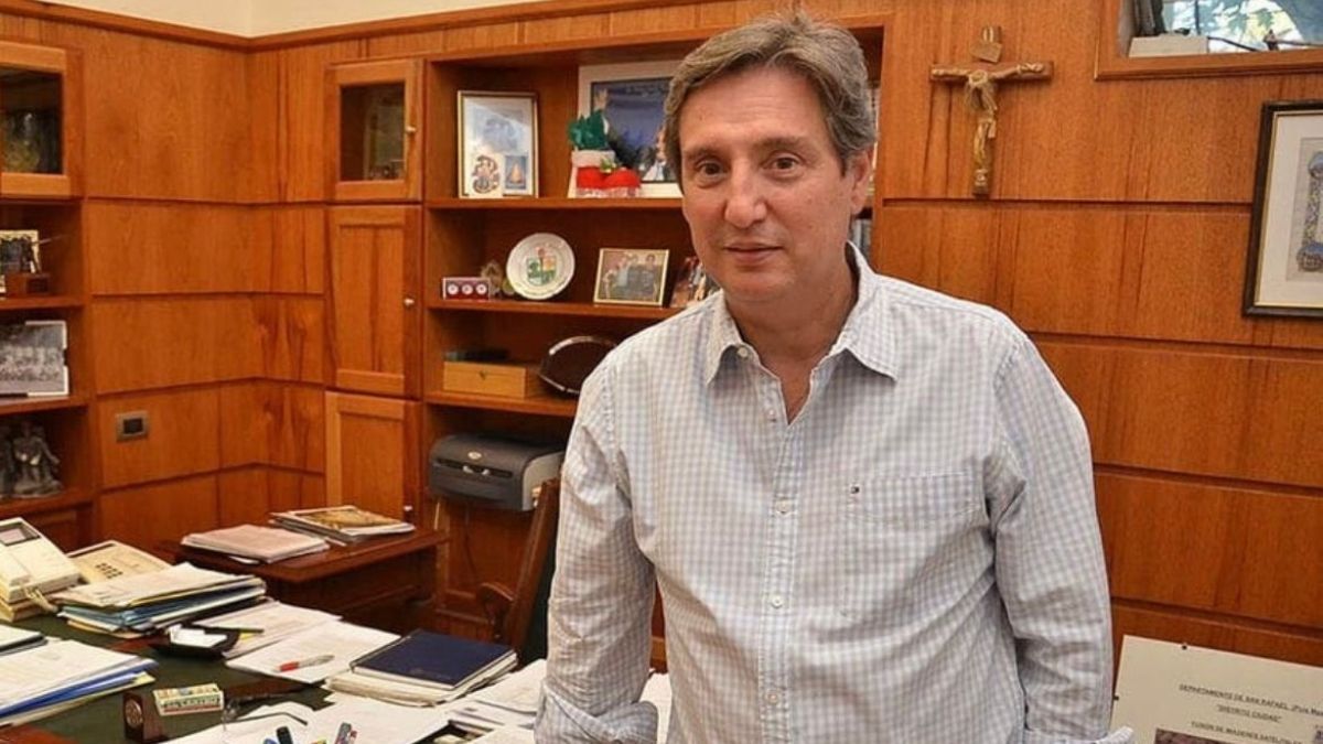 Emir Félix tiene 57 años.