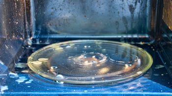 El truco definitivo: cómo limpiar el microondas con vinagre, en 5 minutos y sin frotar El truco definitivo: cómo limpiar el microondas con vinagre, en 5 minutos y sin frotar