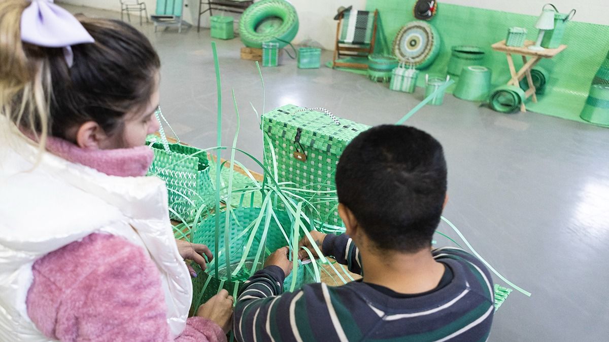 Presos mendocinos reciclan 600 kilos de plástico al mes, fabrican cestería y sus familias lo venden.