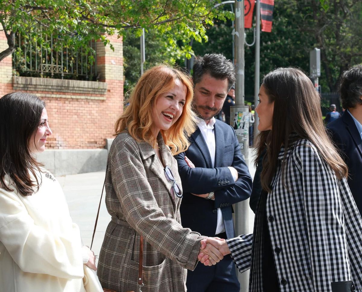 La escritora responde al saludo de admiradores. La escritora responde al saludo de admiradores.