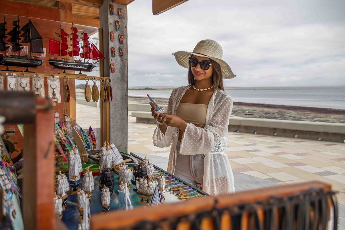 Malls, centros comerciales y puestos de venta de artesanía (en la foto) son de alto interés de los visitantes de Argentina, especialmente aquellos interesados en productos de vestir, calzado, productos tecnológicos. 