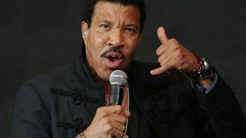 Wonder, Usher, Kravitz y Lovato honrarán a Lionel Richie