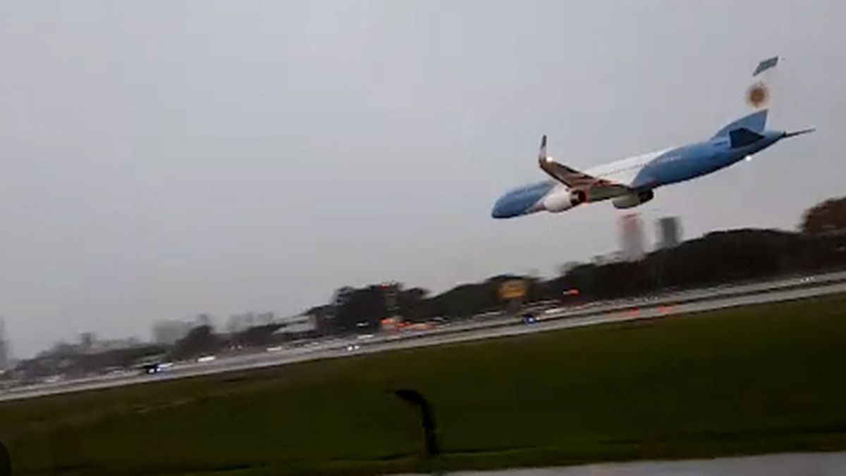 Captura del vuelo rasante que realizó el avión presidencial.