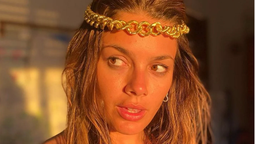 Desde Ibiza, Natalie Pérez se suma al hilo dental en clave neón XS y anticipa el verano