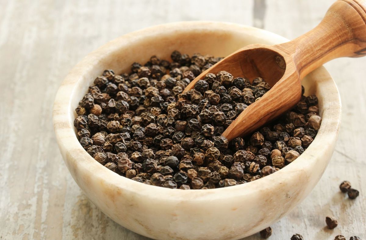 La pimienta negra&nbsp;ayuda a estimular las enzimas digestivas del p&aacute;ncreas, facilitando la digesti&oacute;n y promoviendo un mejor funcionamiento del sistema gastrointestinal.