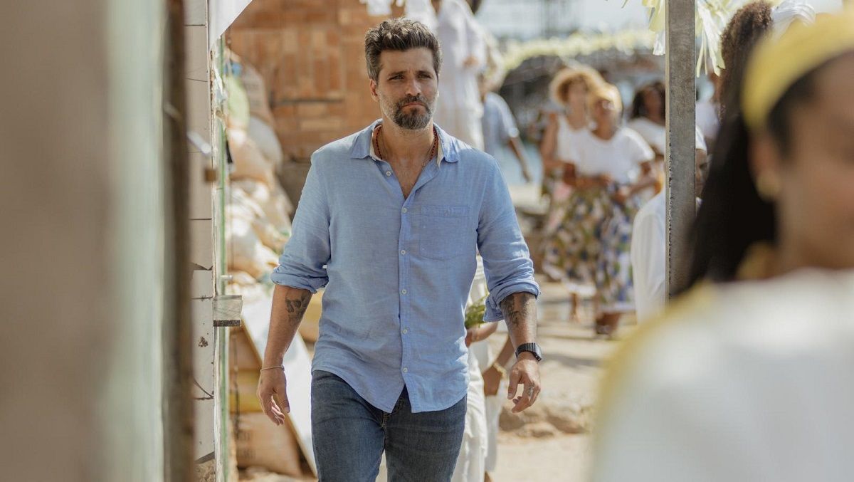 Bruno Gagliasso interpreta al agente Ernersto Cardona en Santo, la nueva serie de Netflix.