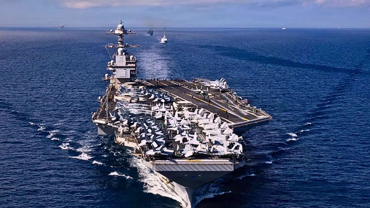 El portaaviones de Estados Unidos USS Gerald R. Ford, acompañado por escuadrones de combate y destructores de misiles guiados. El portaaviones de Estados Unidos USS Gerald R. Ford, acompañado por escuadrones de combate y destructores de misiles guiados.