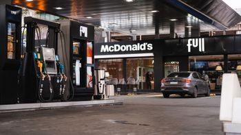 McDonald's abrió su primer local en una estación de servicio YPF: los planes a futuro