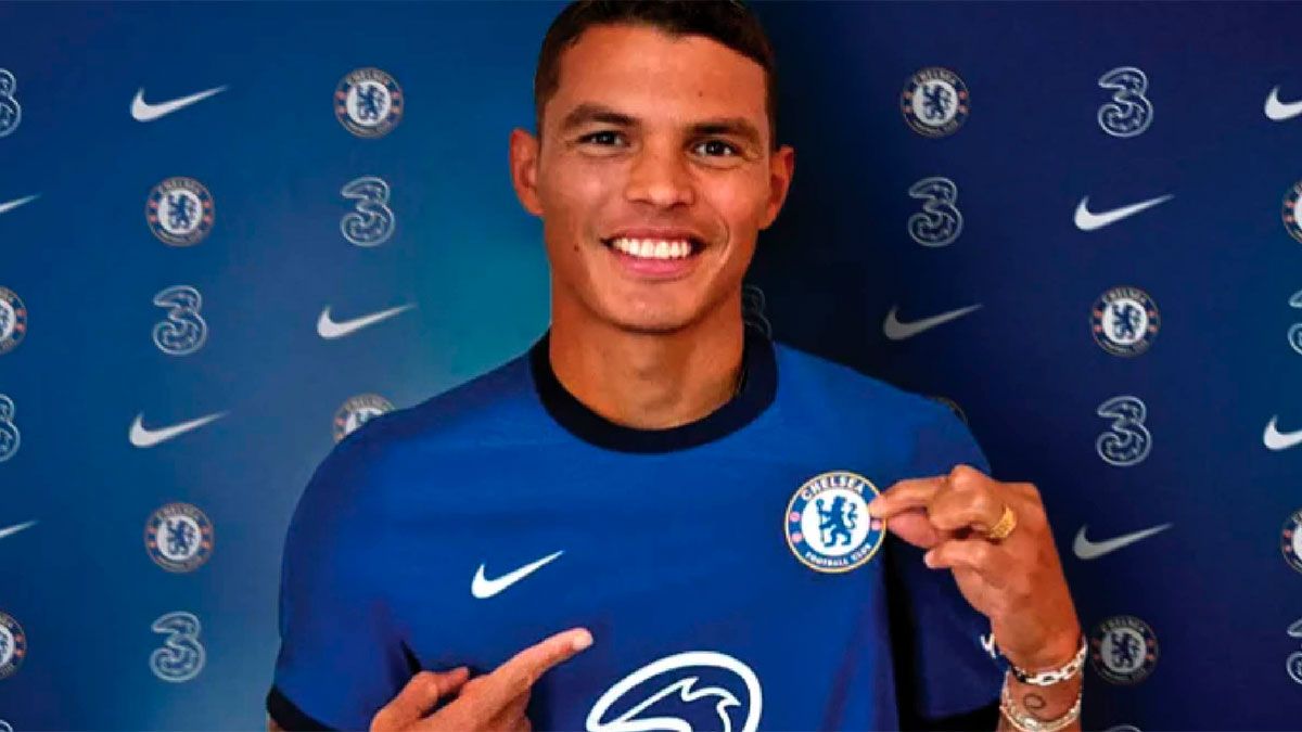 El defensor brasileño Thiago Silva se convirtió en nuevo jugador del Chelsea