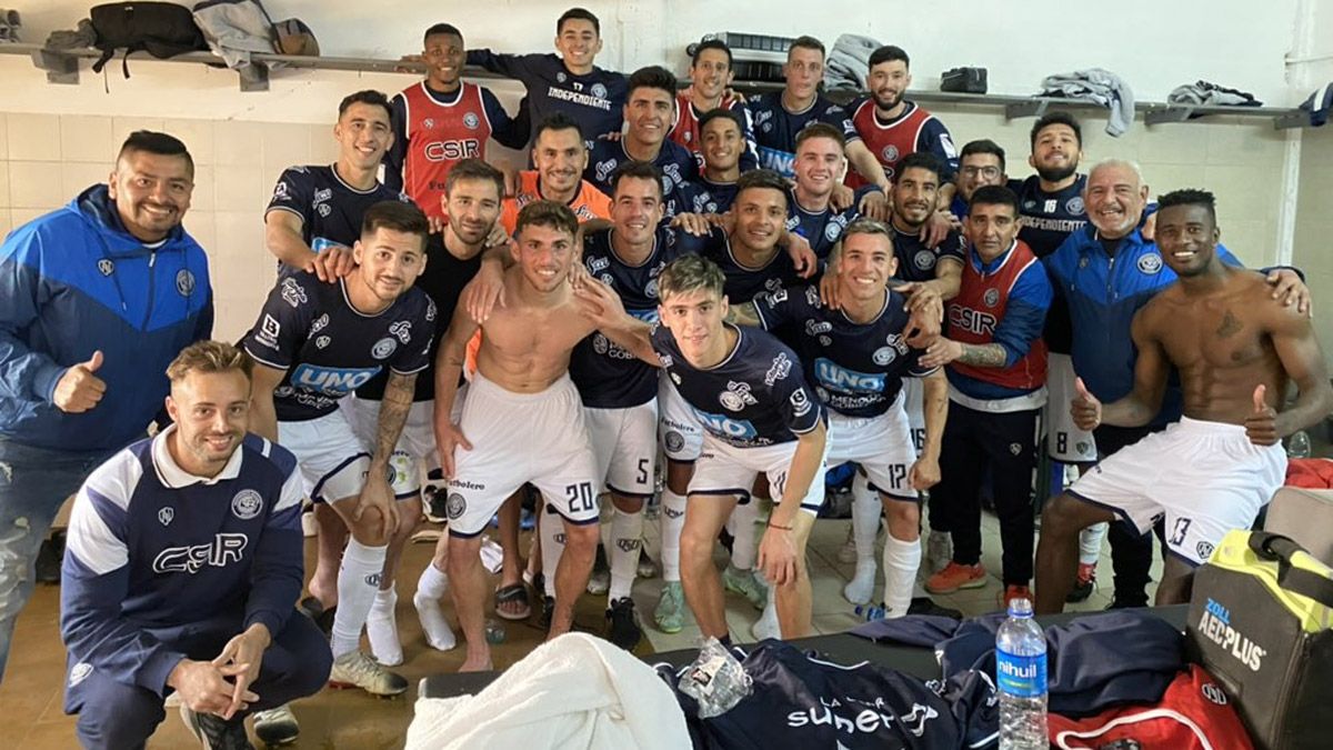 Los jugadores de Independiente Rivadavia celebran el triunfo ante Flandria. Foto: gentileza Prensa Independiente Rivadavia.