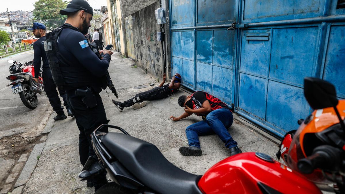 4 policías murieron tras lo ocurrido, de acuerdo a las cifras oficiales.  4 policías murieron tras lo ocurrido, de acuerdo a las cifras oficiales. 