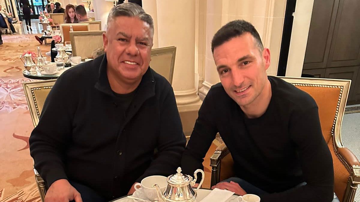 Claudio Tapia y Lionel Scaloni firmaron la continuidad del DT al mando de la Albiceleste hasta el Mundial 2026.
