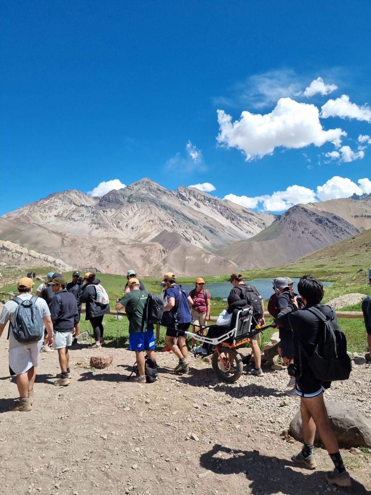 Travesía por la Laguna de Horcones con un grupo de 20 personas que trajo una agencia de Estados Unidos y que se dedica al turismo para personas con discapacidad.