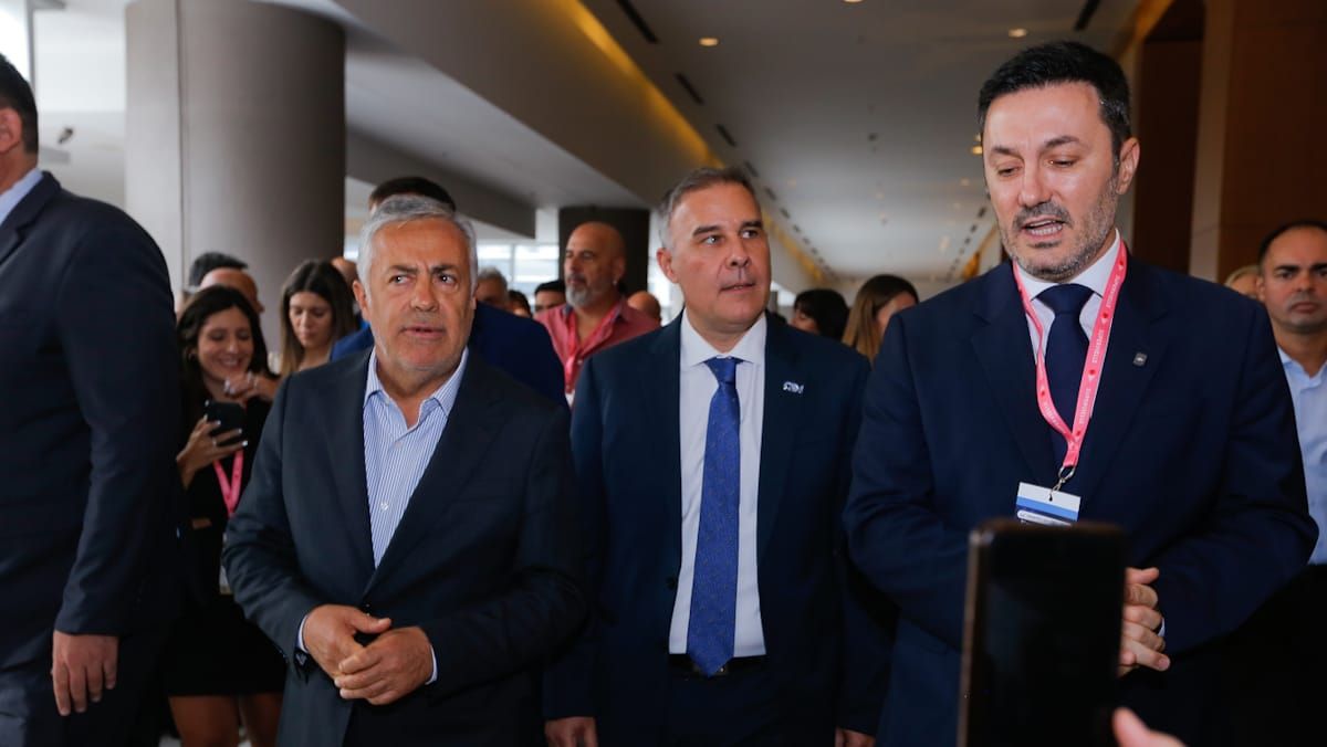 Alfredo Cornejo, Martín Clement y Luis Petri durante el Foro de Inversiones y Negocios. Alfredo Cornejo, Martín Clement y Luis Petri durante el Foro de Inversiones y Negocios.