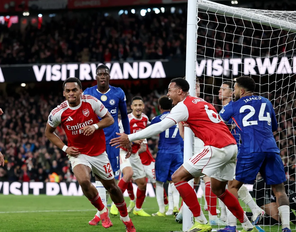 Arsenal dio un paso m&aacute;s en la cima de la Premier League.