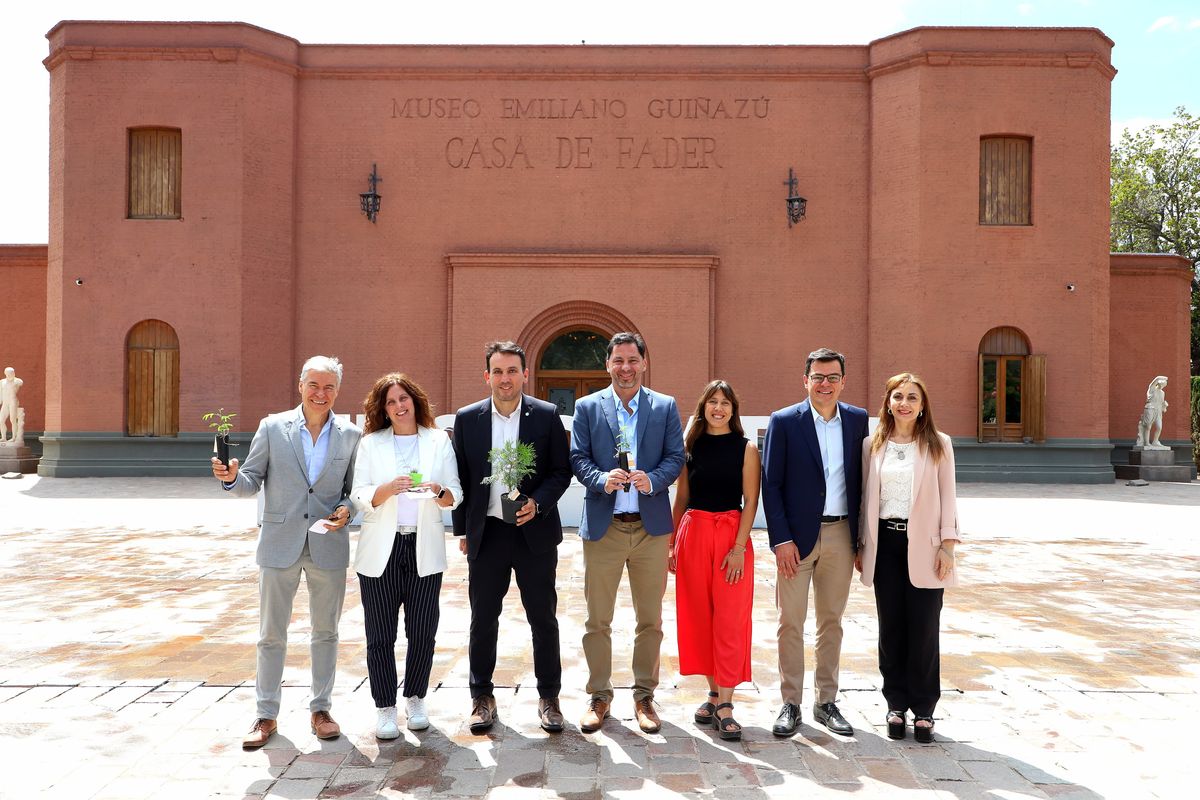 Hervé Birnie-Scott, Claudia Ferrari (Subsecretaria de Educación), Tadeo Garcia Zalazar (Min. Educación, Cultura, Infancias y DGE), Lucas Löwi, Myriam Diez, Emilio Giudice y Laura Tello (Directora de Ed)