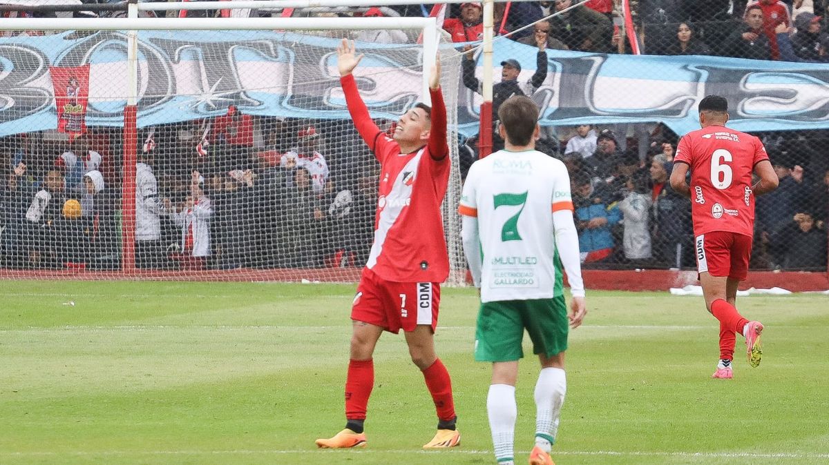 Misael Sosa mira el cielo y festeja uno de sus goles. Misael Sosa mira el cielo y festeja uno de sus goles.
