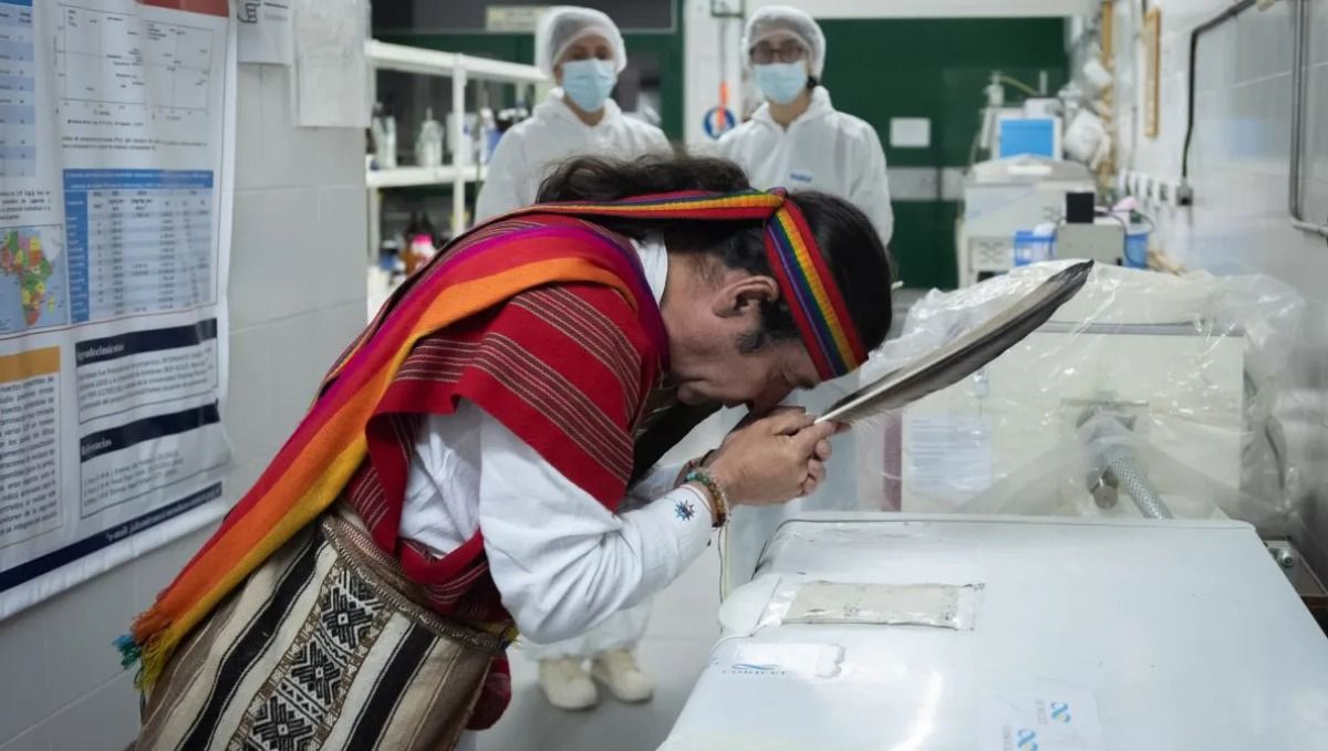 Un momento de la ceremonia ritual indígena a la momia del Aconcagua, tras ser dejada en el museo Cornelio Moyano. Un momento de la ceremonia ritual indígena a la momia del Aconcagua, tras ser dejada en el museo Cornelio Moyano.