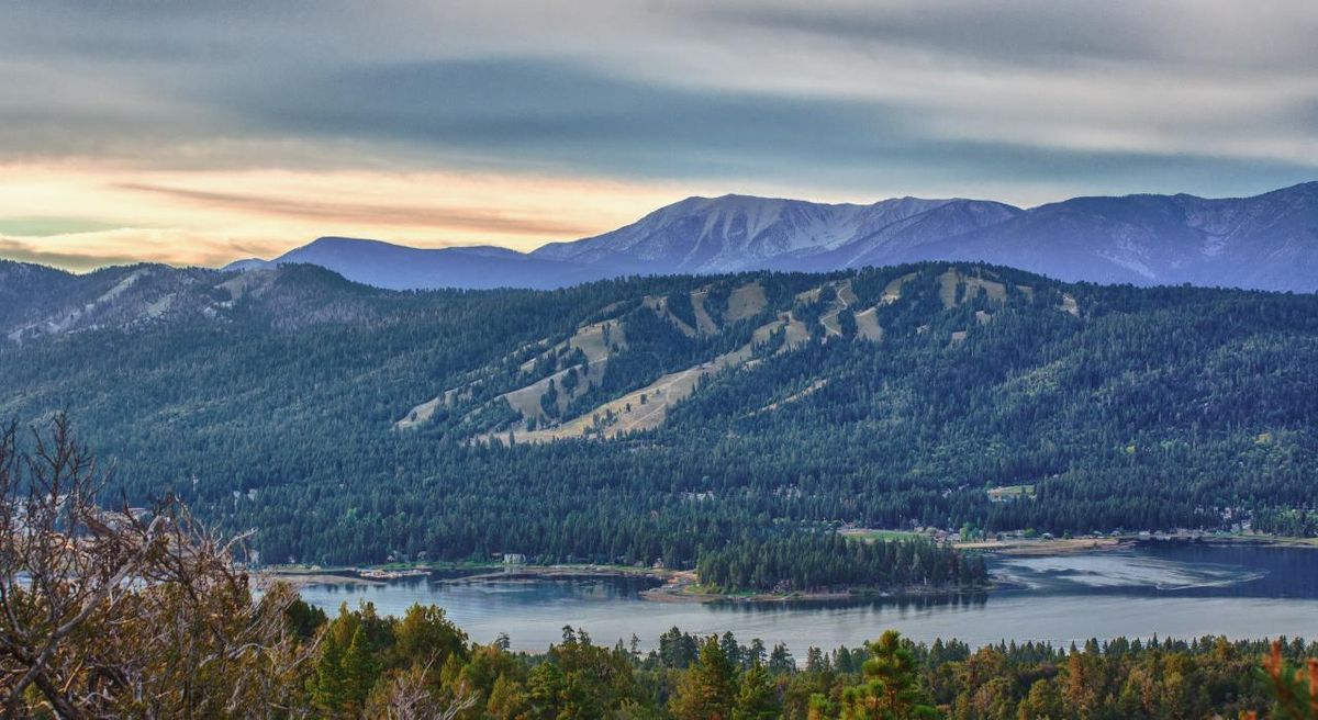 El lago Big Bear está ubicado en California y es un verdadero encanto. Imagen de bigbear.com El lago Big Bear está ubicado en California y es un verdadero encanto. Imagen de bigbear.com