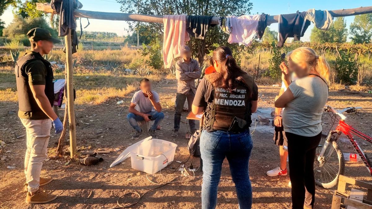 Gendarmería allanó una finca en Junín por posible trata de personas, entre ellas un menor de edad.