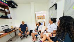 Alejandro Asfennato, responsable de la cría de insectos estériles de Iscamen, junto a técnicas de Islas Galápagos.&nbsp;