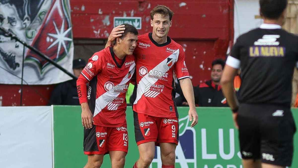 Pío Bonacci festeja el  primer gol Deportivo Maipú con Lucas Vallejos.
