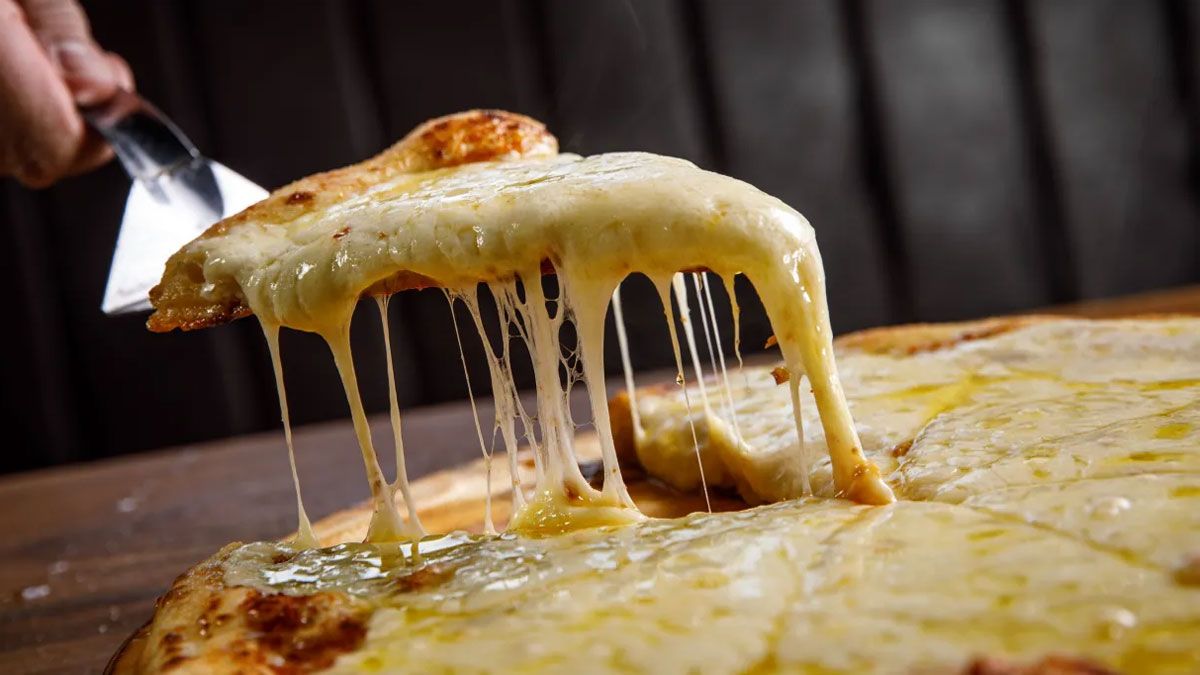 Las porciones de pizza suelen quedar con un piso flácido y la masa sin dorar, perdiendo todos los ingredientes en el camino a la boca.