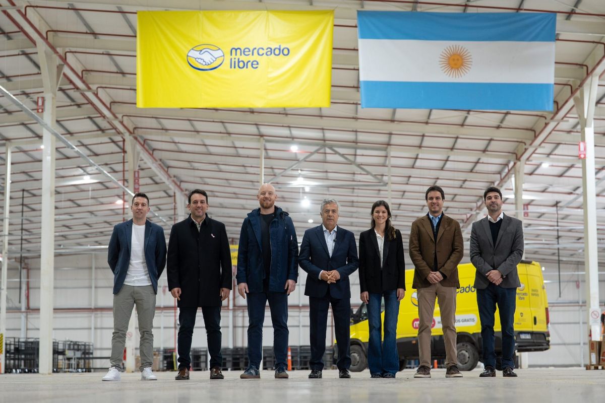 La foto oficial de la recorrida de funcionarios y ejecutivos por las instalaciones de Mercado Libre. Gentileza La foto oficial de la recorrida de funcionarios y ejecutivos por las instalaciones de Mercado Libre. Gentileza
