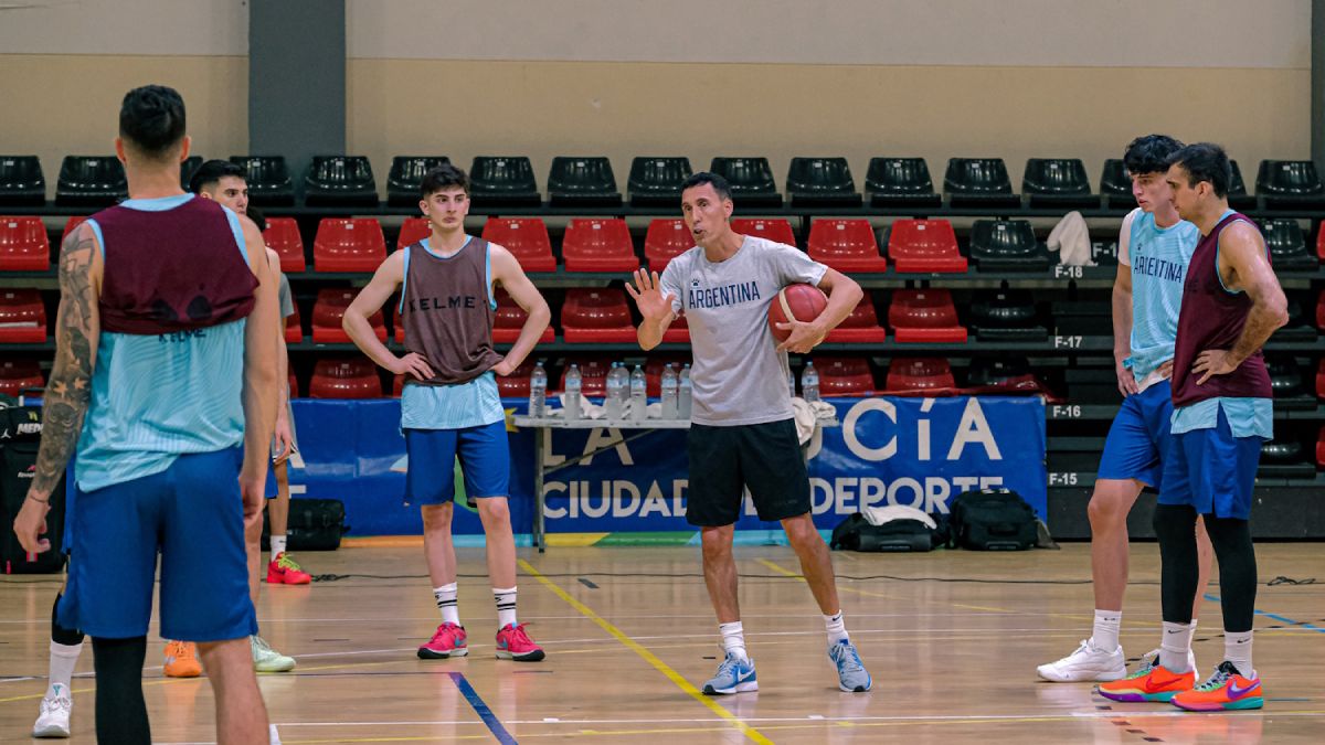 Pablo Prigioni, de la Generación Dorada, es el entrenador de la Selección argentina de básquet y tiene como objetivo la clasificación a la Americup a jugarse en Nicaragua el año próximo. Pablo Prigioni, de la Generación Dorada, es el entrenador de la Selección argentina de básquet y tiene como objetivo la clasificación a la Americup a jugarse en Nicaragua el año próximo.