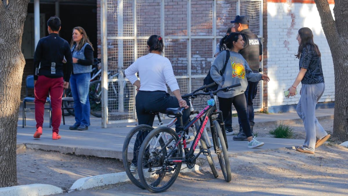 Solo asistieron 55 de los 180 chicos que van al turno mañana de la escuela en la que una chica disparó y se atirncheró con un arma en el patio. 
