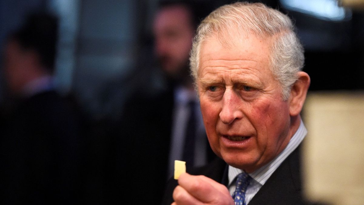 Opaco y por momentos difícil de comprender, Carlos III se convirtió en el heredero que más ha esperado para acceder a la corona británica. Aquí, ponderando lo que parece ser un chicle de menta.