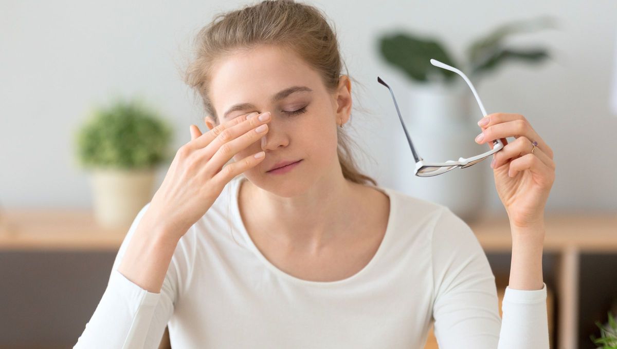 Suelen ser causados por trabajar mucho con la computadora o tener malos hábitos. Sin embargo, cuando los espasmos son persistentes o afectan ambos ojos, podría ser señal de un trastorno neurológico como el blefaroespasmo o incluso una afección más compleja. Suelen ser causados por trabajar mucho con la computadora o tener malos hábitos. Sin embargo, cuando los espasmos son persistentes o afectan ambos ojos, podría ser señal de un trastorno neurológico como el blefaroespasmo o incluso una afección más compleja.