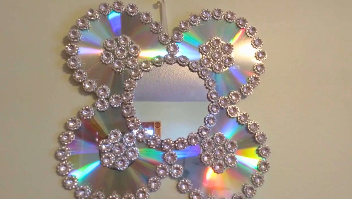 Reutiliza los CDs viejos que tengas en casa y crea un espejo decorativo para cualquier rincón del hogar. Reutiliza los CDs viejos que tengas en casa y crea un espejo decorativo para cualquier rincón del hogar.