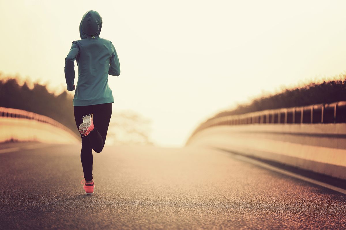 Correr en ayunas tiene excelentes beneficios como la pérdida de grasa y peso corporal