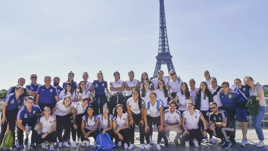 Las chicas argentinas pasearon por París y se entrenaron pensando en Escocia