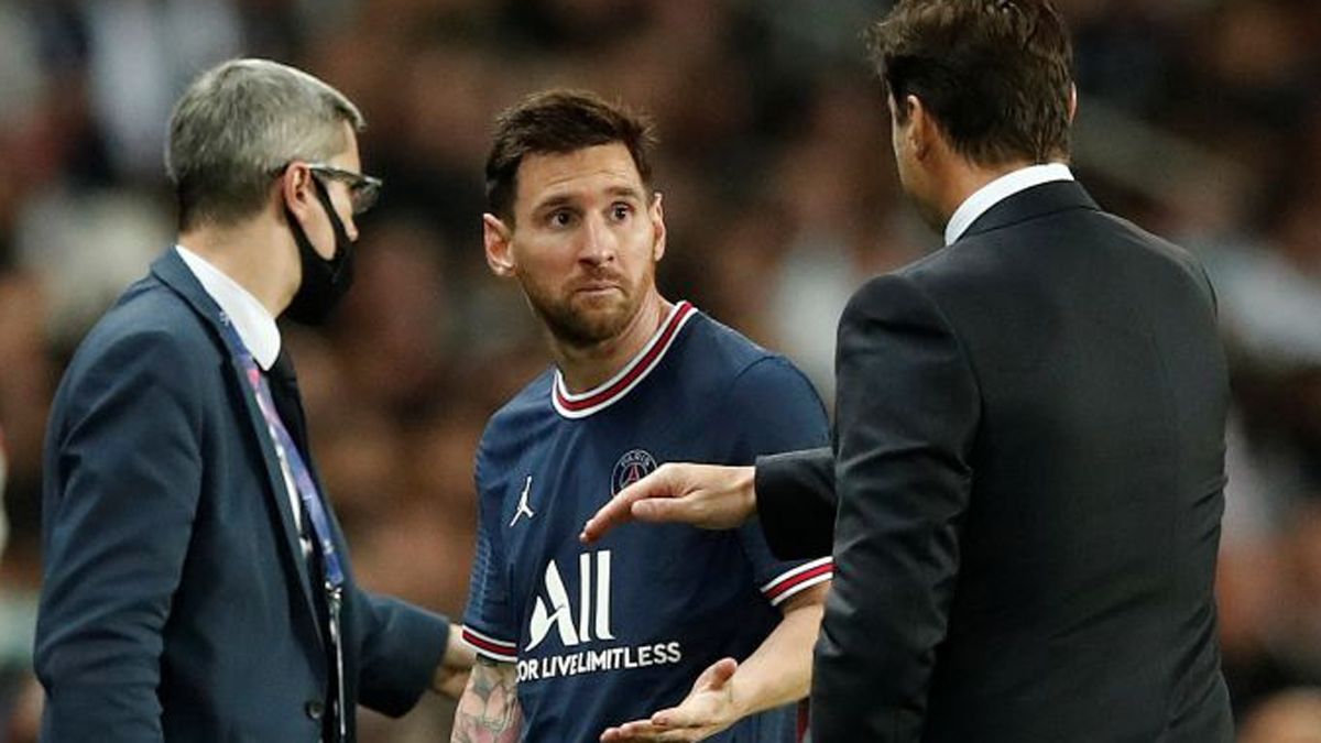 Lionel Messi se fue enojado con el cambio de Mauricio Pochettino en el PSG ante Lyon.