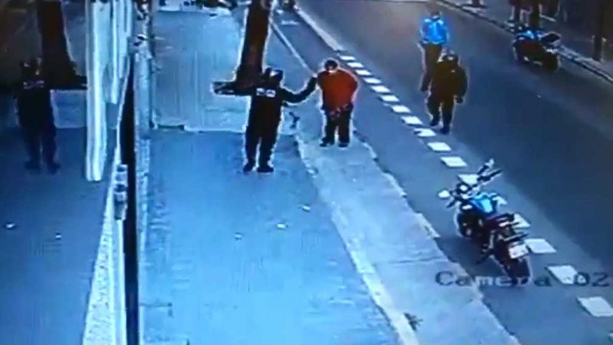 El efectivo de la Policía de la Ciudad le aplicó una patada al hombre que caminaba por la ciclovía, en el barrio de San Cristóbal, quien murió minutos después en un hospital porteño