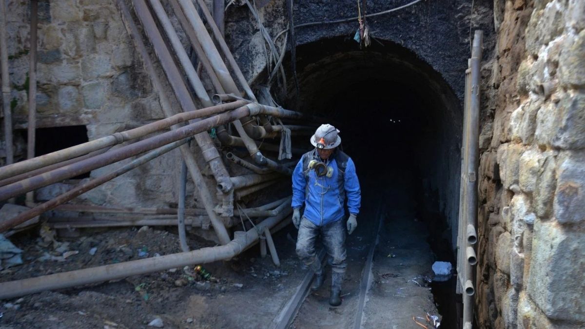 Un trabajador saliendo de la mina de plata Pailaviri
