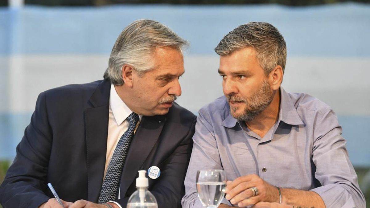 Alberto Fernández acompañado de Juan Zabaleta, ministro de Desarrollo Social de la Nación durante el anuncio.