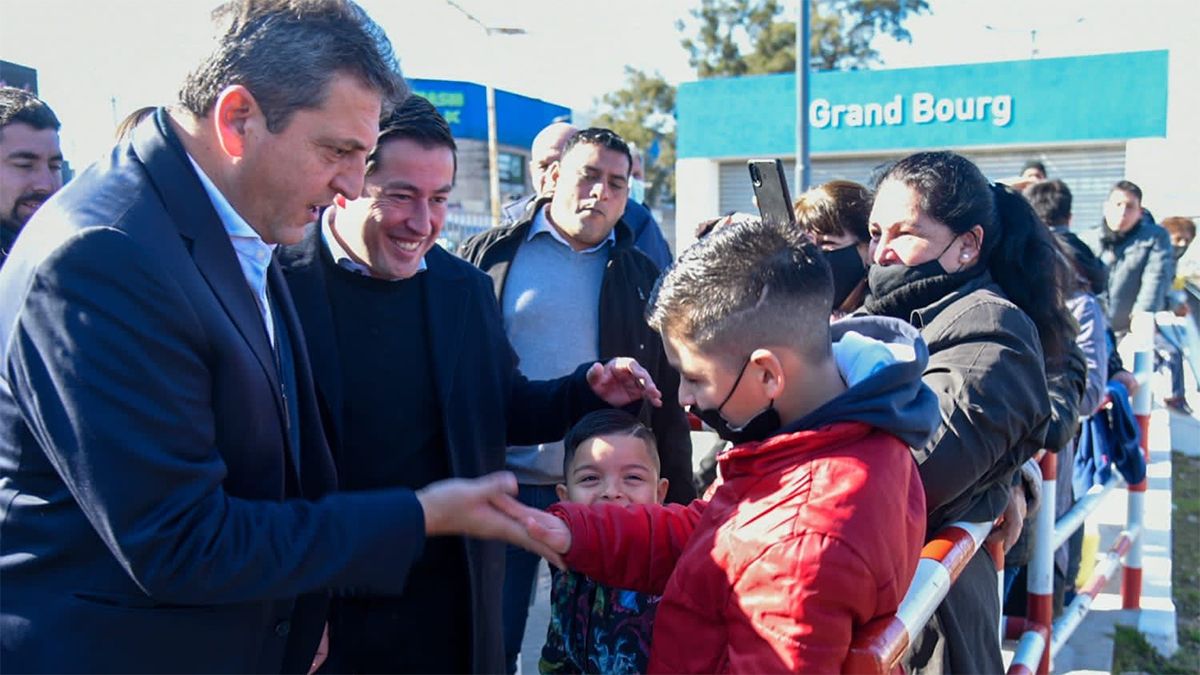 Sergio Massa participó del acto para inaugurar la renovación de estación de trenes Grand Bourg de la Línea Belgrano Norte.