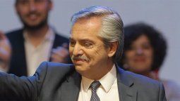 Cómo es y quiénes recibirían la tarjeta de alimentos que prepara Alberto Fernández