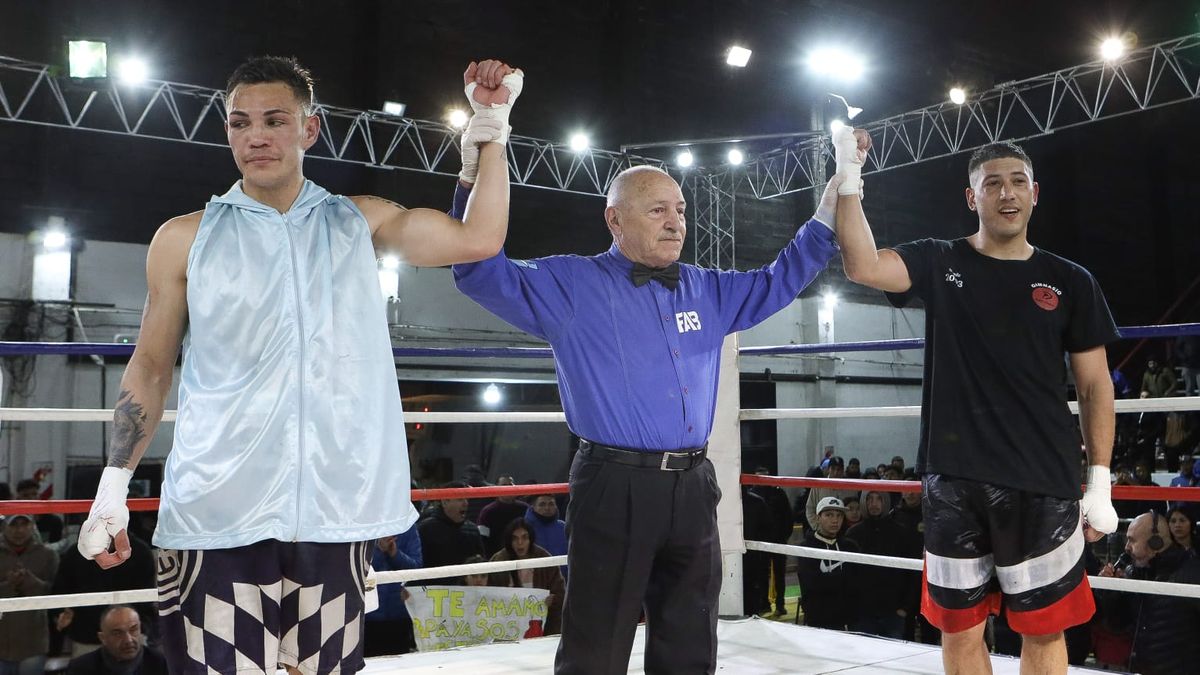 Alexis Alaniz (izq.) y Nahuel Galesi ven sus manos levantadas por el árbitro Oscar Sosa, tras la lectura del empate en fallo unánime. Alexis Alaniz (izq.) y Nahuel Galesi ven sus manos levantadas por el árbitro Oscar Sosa, tras la lectura del empate en fallo unánime.