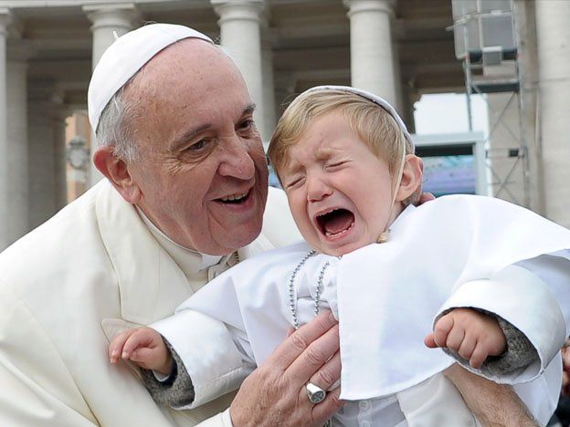 Otro gesto del Papa: besó a un nene que lo imitaba en la Plaza San Pedro