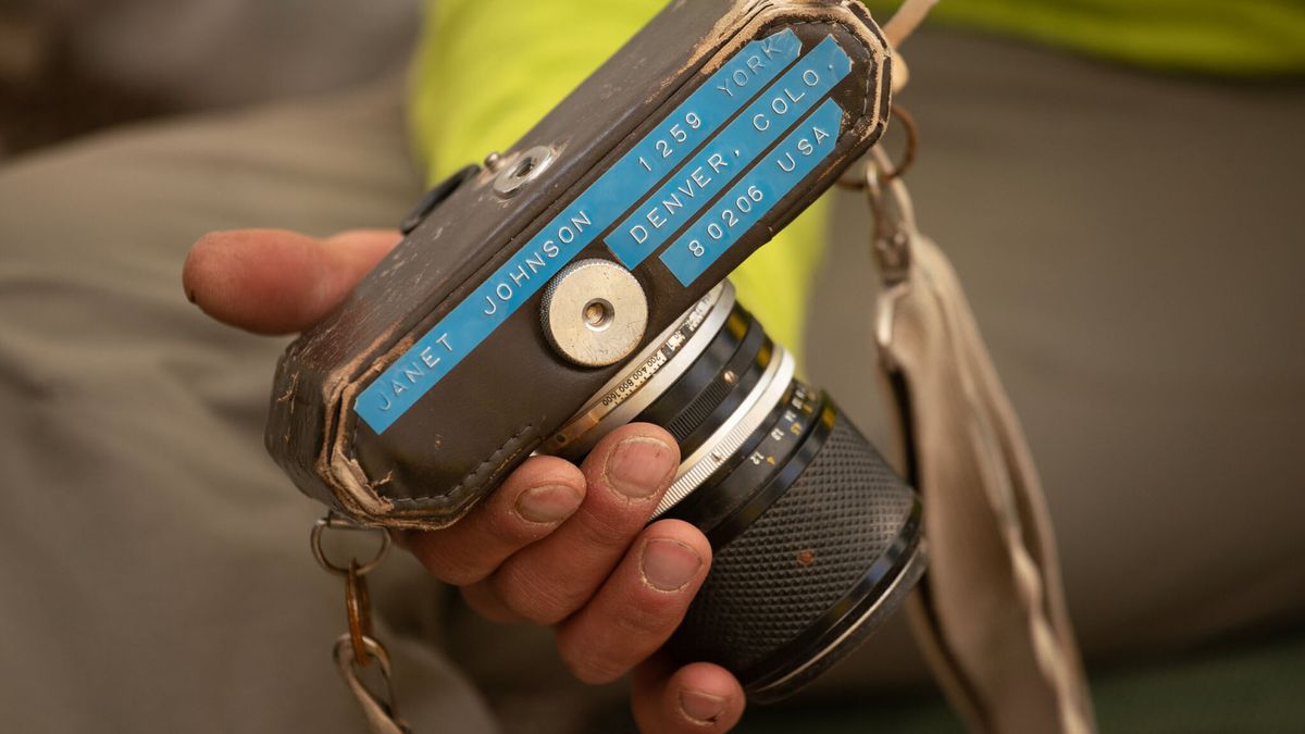 La antigua cámara Nikomat de Janet Johnson, quien murió en Aconcagua en 1973. Su cuerpo fue recuperado el 9 de febrero de 1975, y el 9 de febrero de 2020 hallaron su cámara en el Glaciar de los Polacos. Foto: Gentileza Pablo Betancourt La antigua cámara Nikomat de Janet Johnson, quien murió en Aconcagua en 1973. Su cuerpo fue recuperado el 9 de febrero de 1975, y el 9 de febrero de 2020 hallaron su cámara en el Glaciar de los Polacos. Foto: Gentileza Pablo Betancourt