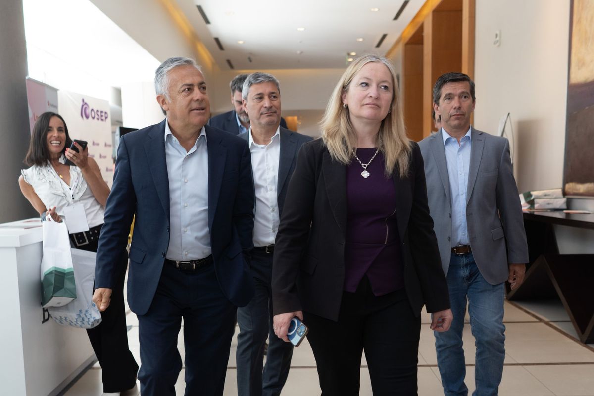 Cornejo, Hebe Casado y parte de su equipo, en el hotel Hilton, donde se llevó adelante el congreso. Cornejo, Hebe Casado y parte de su equipo, en el hotel Hilton, donde se llevó adelante el congreso.